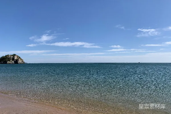 高清摄影 蓝天下的蓝色大海在白天