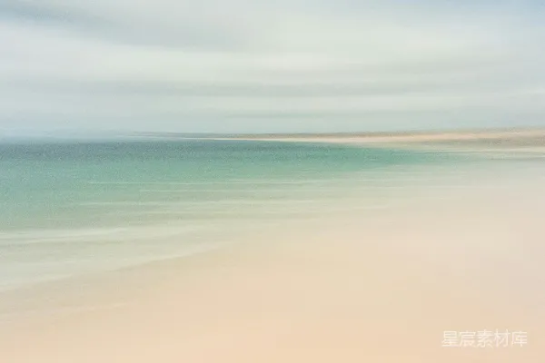 高清摄影 一张模糊的海滩和海洋的照片