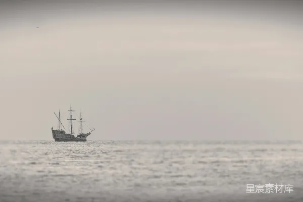 高清摄影 白天，白天空中，黑船在海上漂浮。