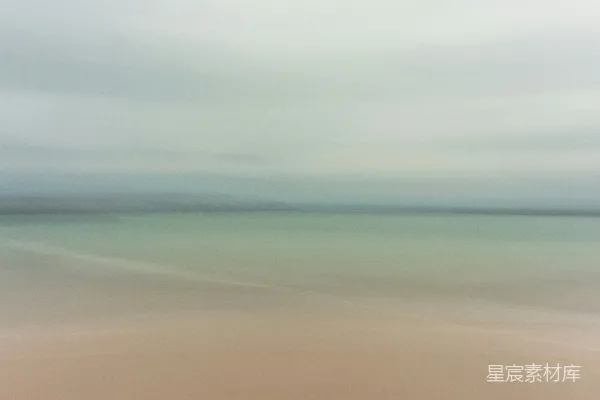 高清摄影 一张模糊的海滩和海洋的照片
