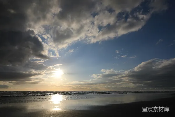 高清摄影 日落时分，壮丽的云层倒映在宁静的海滩上。