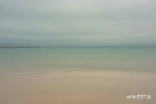 高清摄影 模糊的海滩照片，上面有水。