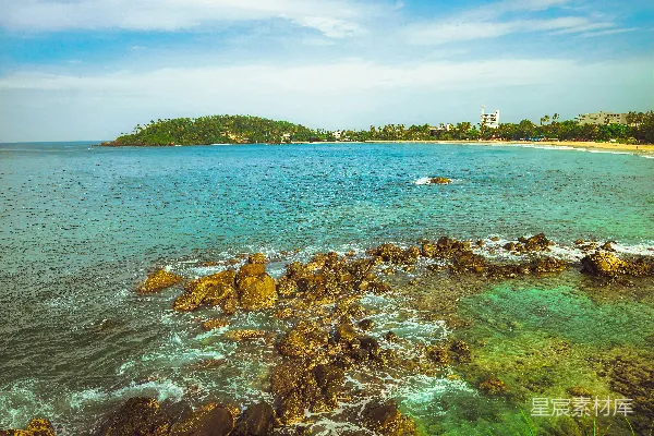 高清摄影 远处有一座小岛的海洋景色