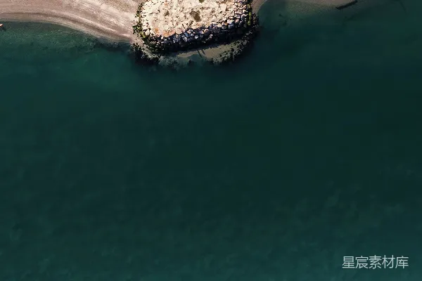 高清摄影 在水中的皮划艇中的一个男人的空中俯瞰图
