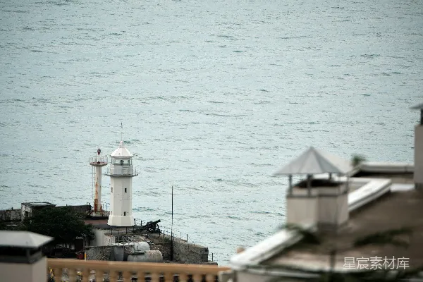 高清摄影 一座靠水边的带塔楼的建筑