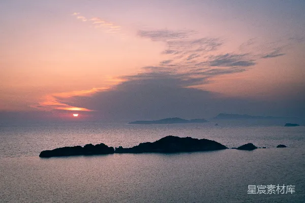 高清摄影 夕阳照耀在一片水域上，中间有一座小岛。