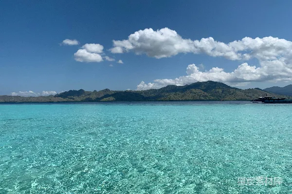 高清摄影 一片被群山环绕的水域