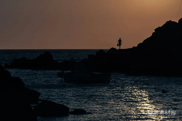 高清摄影 夕阳正映照着水面落下。
