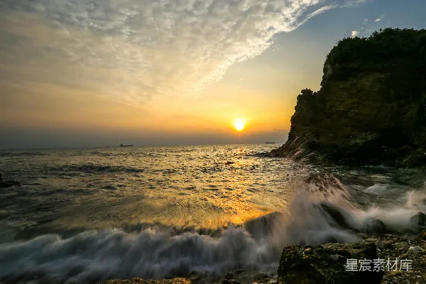 高清摄影 白天，海浪拍打着海岸。