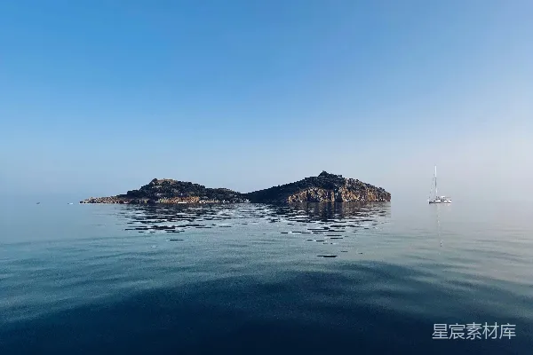 高清摄影 一个位于大海中央的小岛