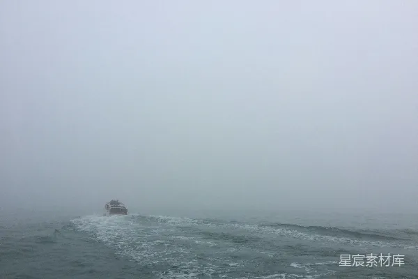 高清摄影 船在海洋中