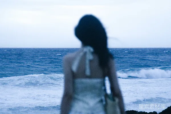 高清摄影 一个穿着白色连衣裙的女人在看海。