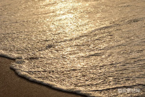 高清摄影 一个人带着冲浪板在海滩上行走