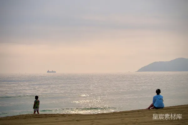 高清摄影 白天在海滩上散步的人们