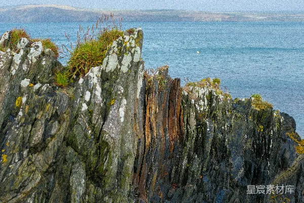 高清摄影 海岸线上的尖锐岩石构造，背景是海洋。