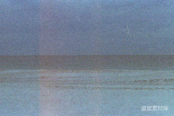 高清摄影 一个带着冲浪板在海滩上行走的人