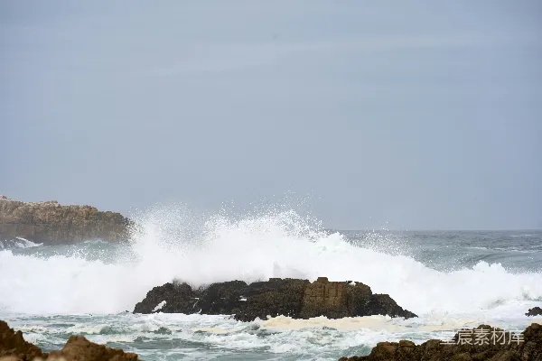高清摄影 强大的海浪撞击着黑暗的海岸岩石。