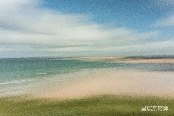 高清摄影 一张模糊的海滩和海洋的照片