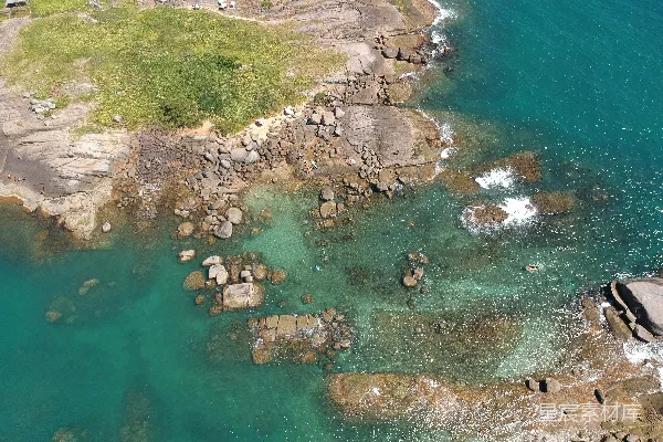 高清摄影 白天，水边的绿色草地的航拍图