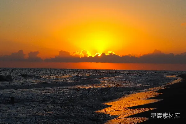 高清摄影 海浪拍打着海岸，夕阳西下。