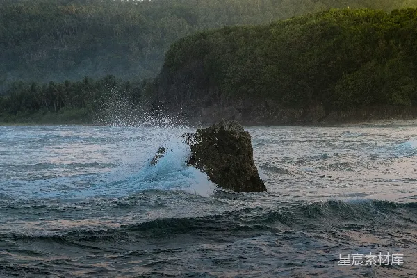 高清摄影 一块巨大的岩石从海中伸出