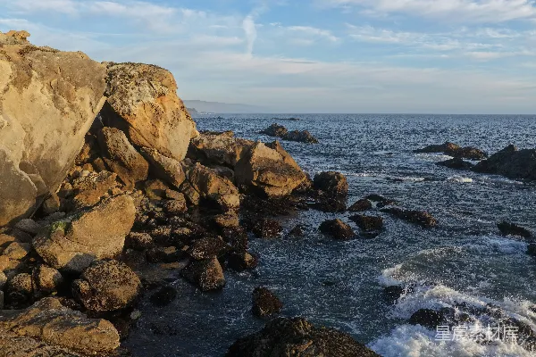 高清摄影 岩石海岸线，海浪拍打着海岸。