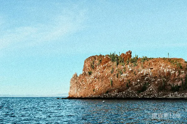 高清摄影 一座岩石露出在海洋中央