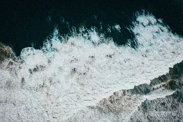 高清摄影 白天海浪拍打着海岸
