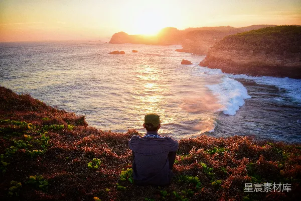 高清摄影 男人坐着，面朝大海。