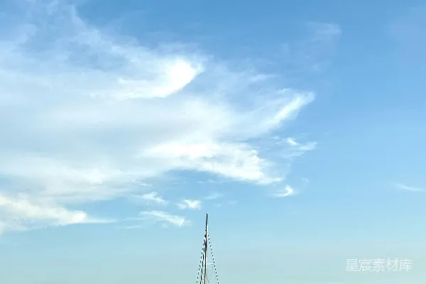 高清摄影 一艘帆船在阳光明媚的海面上飘浮。