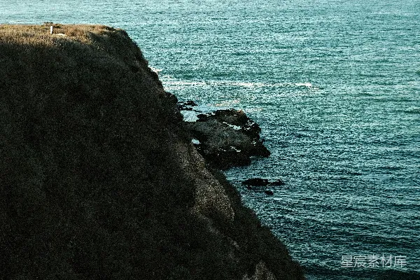 高清摄影 海浪拍打着岩石峭壁。