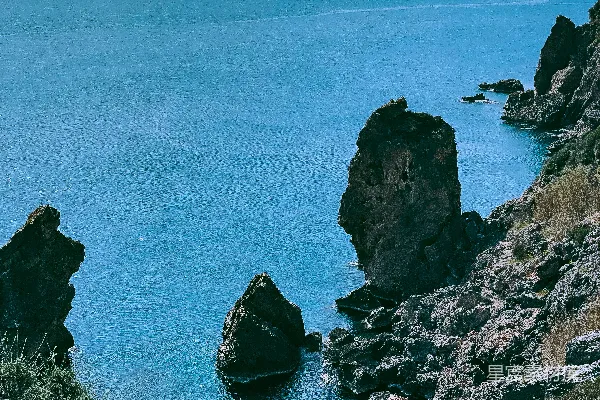 高清摄影 一片被山脉环绕的水域