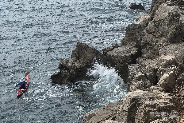高清摄影 一个划独木舟的人在水中