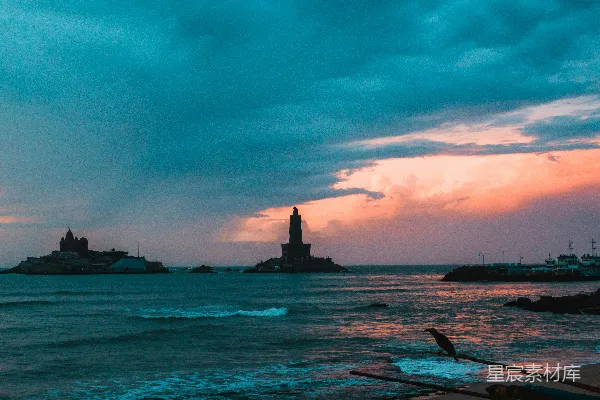 高清摄影 远处有一座灯塔，海面上景色迷人。