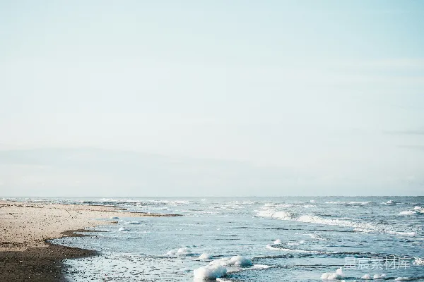 高清摄影 海浪在白天拍打着海岸。