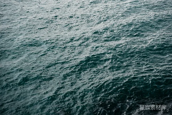 高清摄影 涟漪荡漾的水面上映照出图像。