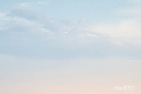 高清摄影 一个人在平静的海洋上划桨。