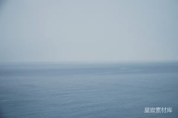高清摄影 一片蓝色天空下的大片水域