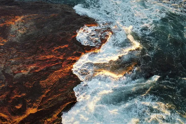 高清摄影 一片宽阔的水域紧邻着岩石海岸。