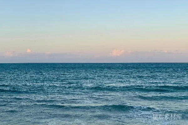 高清摄影 白天湛蓝天空下的碧海