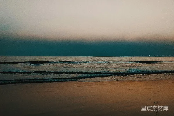 高清摄影 一个拿着冲浪板的人在海滩上行走