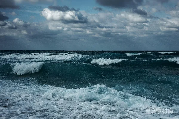 高清摄影 海浪拍打着海滩
