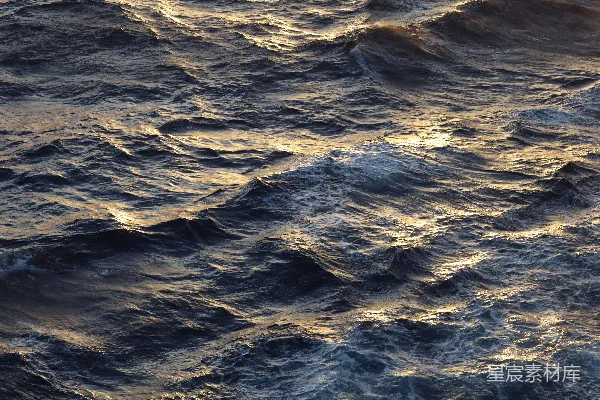 高清摄影 晨光中的波光粼粼的海水倒映着金色的阳光。