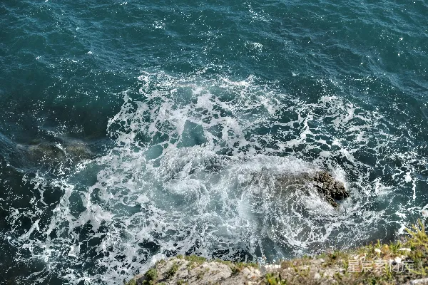 高清摄影 海浪拍打岩石