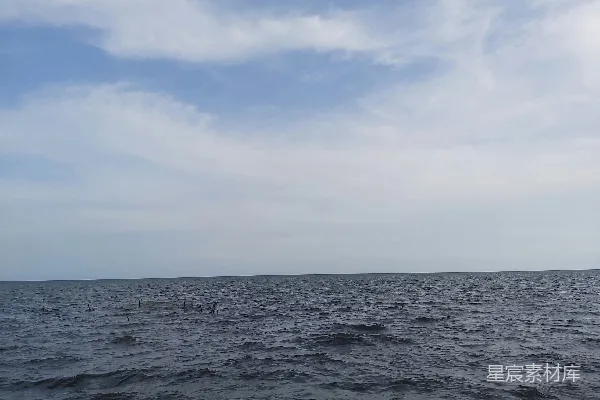 高清摄影 蓝天下的蔚蓝大海，白天时分。