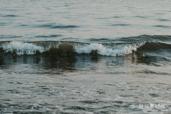 高清摄影 波浪正向岸边涌来
