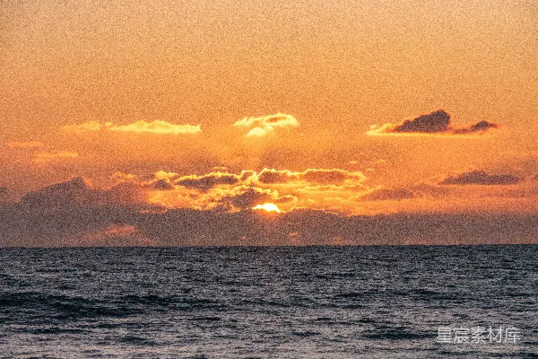 高清摄影 夕阳正洒落在海洋之上，云层飘浮。