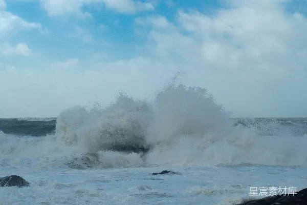 高清摄影 风暴中，汹涌的海浪撞击岩石。