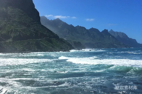 高清摄影 白天海浪拍打着岸边
