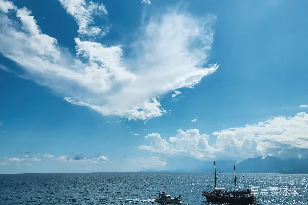 高清摄影 几艘船漂浮在一大片水域上。
